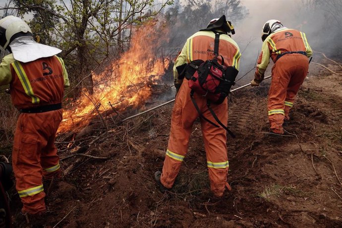 Archivo - Bomberos de Asturias treabajan en el incendio de los concejos de Valdes y Tineo, a 30 de marzo de 2023, en Asturias (España).