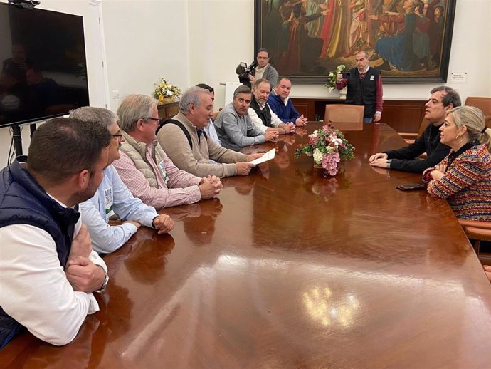 Imagen de la reunión en la Delegación del Gobierno de España en Andalucía con representantes de las organizaciones agrarias onubenses.
