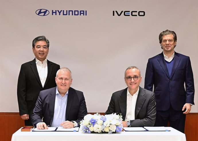 Jaehoon Chang, presidente y CEO de Hyundai Motor Company; Ken Ramírez, vicepresidente ejecutivo y director del Negocio Global de Vehículos Comerciales e Hidrógeno de HMC; Gerrit Marx, CEO de Iveco Group, y Luca Sra, presidente de la Unidad de Camiones IG.