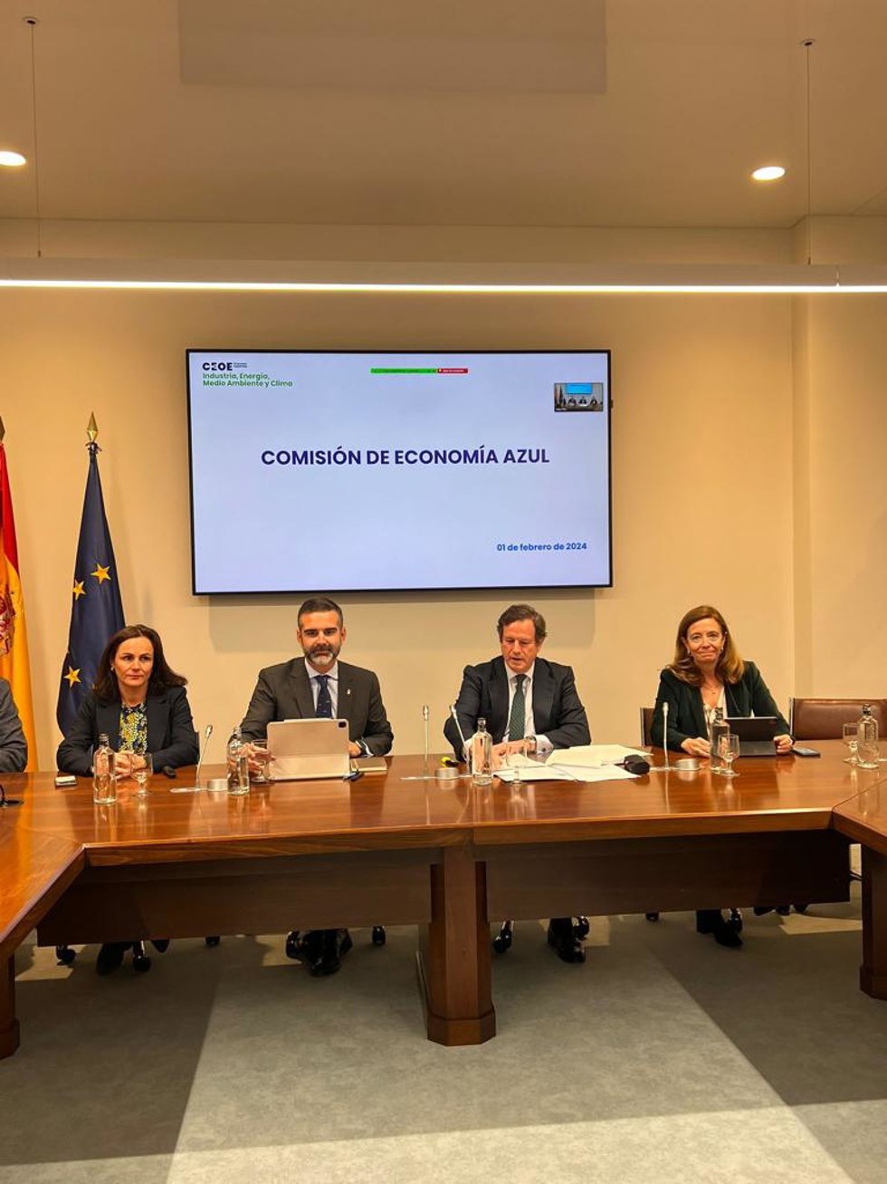 El consejero de Sostenibilidad, Ramón Fernández-Pacheco, con la secretaría general de Medio Ambiente, María López; el presidente de la Comisión de Economía Azul de CEOE, Javier Garat; y la directora de Industria de CEOE, Cristina Rivero.