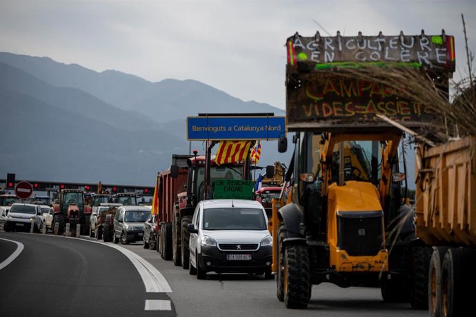 Varios tractores de agricultores franceses durante el corte de la A-9 francesa en las inmediaciones de la frontera con España, a 1 de febrero de 2024, en Le Boulou (Francia). 