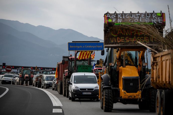 Varios tractores de agricultores franceses durante el corte de la A-9 francesa en las inmediaciones de la frontera con España, a 1 de febrero de 2024, en Le Boulou (Francia). Agricultores franceses han cortado hoy a mediodía el tráfico de entrada a Fran