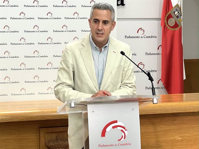 Archivo - El secretario general del PSOE de Cantabria y portavoz del grupo socialista en el Parlamento autonómico, Pablo Zuloaga