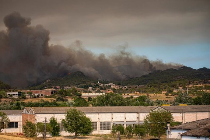 Archivo - El incendio de Pont de Vilomara (Barcelona) visto desde Castellgalí en julio de 2022