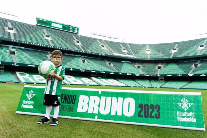 Archivo - Bruno Escandell, en el césped del estadio Benito Villamarín, nuevo 'Fichaje estrella' de la Fundación Real Betis, en una foto de archivo.