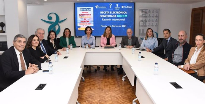 Reunión en el Colegio Oficial de Farmacéuticos de la Región de Murcia.