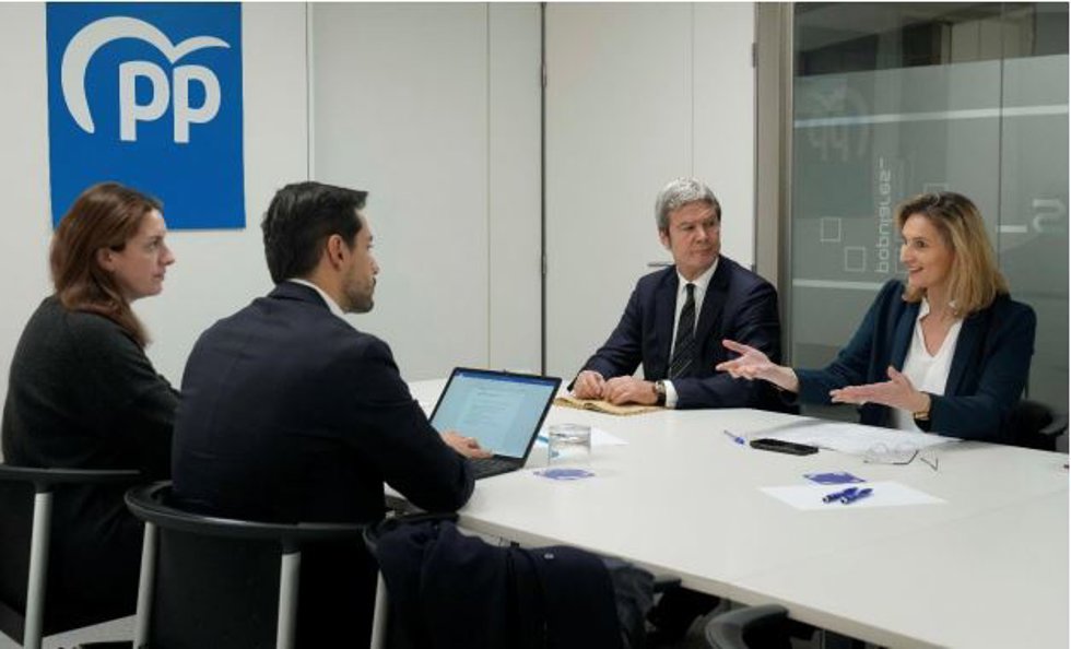 Archivo - La vicesecretaria de Desarrollo Sostenible del PP, Paloma Martín; y el asesor energético del PP en el Congreso, Javier Peón, se reúnen con la multincional SSE Renovables.