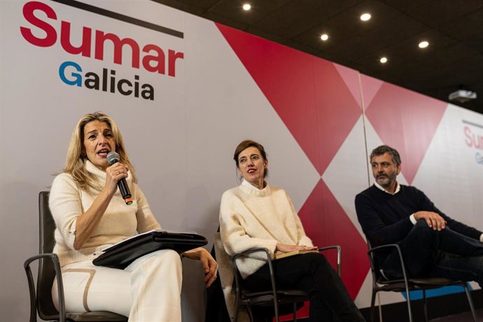 Archivo - (I-D) La vicepresidenta segunda, Yolanda Díaz; la candidata de Sumar Galicia, Marta Lois y el cabeza de lista de Sumar Galicia por Pontevedra, Ramón Sarmiento, participan en un acto de inicio del proceso de escucha de Sumar Galicia, a 20 de en