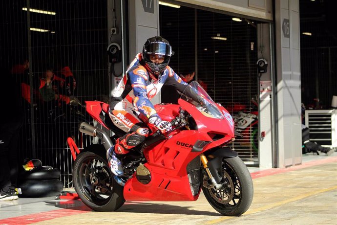 El piloto español Jorge Martín sale a rodar en el circuito de Montmeló