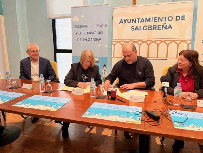 Firma de acuerdo entre Fundación Descubre y Ayuntamiento de Salobreña