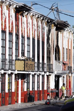 Archivo - Bomberos de Murcia trabajan frente al Teatre, en la zona de ocio de Las Atalayas, donde ocurrió el incendio, a 2 de octubre de 2023, en Murcia, Región de Murcia (España). 