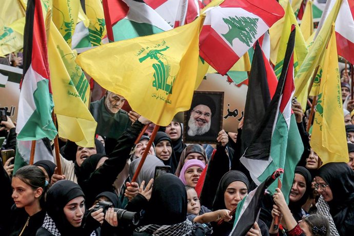 Archivo - Manifestantes portan banderas libanesas, palestinas y de Hezbolá durante una manifestación en la capital de Líbano, Beirut, en apoyo al pueblo palestino ante los bombardeos de Israel contra la Franja de Gaza tras los ataques de Hamás