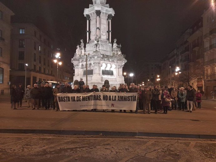 Concentración de Sociedad Civil Navarra en contra de la amnistía y en defensa del "verdadero Estado de Derecho"