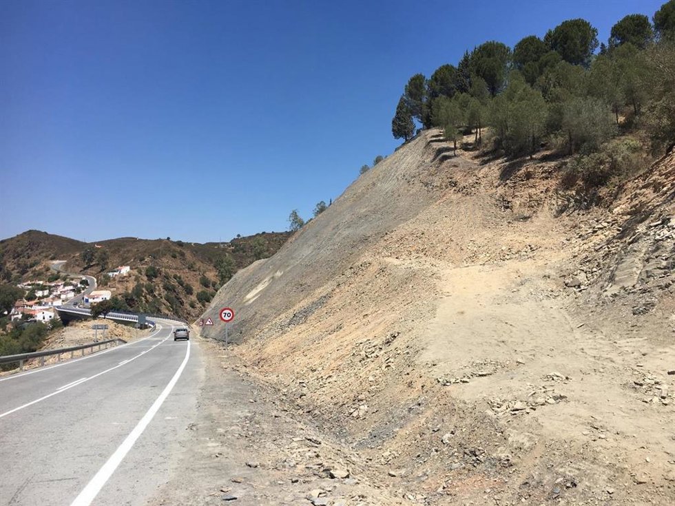 Archivo - Carretera que conecta El Granado (Huelva) con Pomarao (Portugal), archivo 