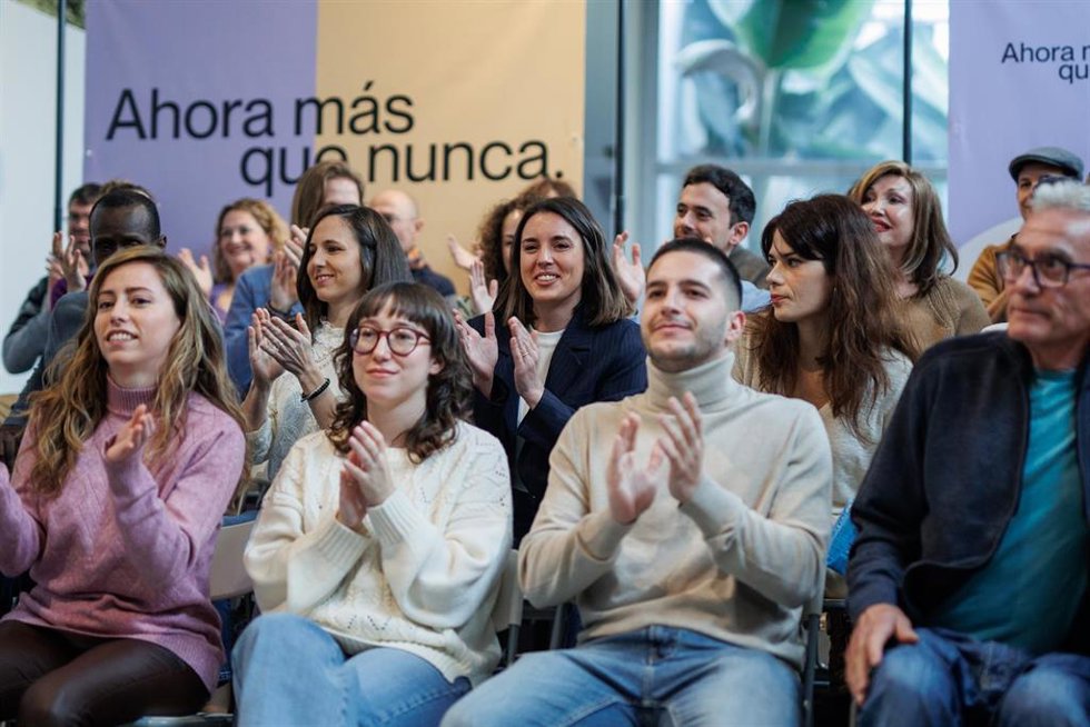 La secretaria general de Podemos, Ione Belarra; la secretaría política de Podemos, Irene Montero y la portavoz de Podemos, Isabel Serra, aplauden durante la presentación de su candidatura Ahora más que nunca a las elecciones europeas. (Foto de archivo