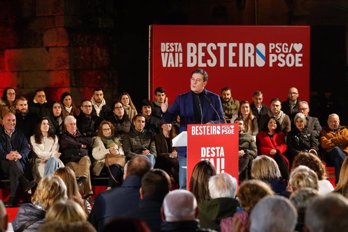 El candidato del Partido de los Socialistas de Galicia (PSdeG) a la Presidencia de la Xunta, José Ramón Gómez Besteiro, interviene durante un mitin previo a la pegada de carteles, a 1 de febrero de 2024, en Lugo, Galicia, (España).  