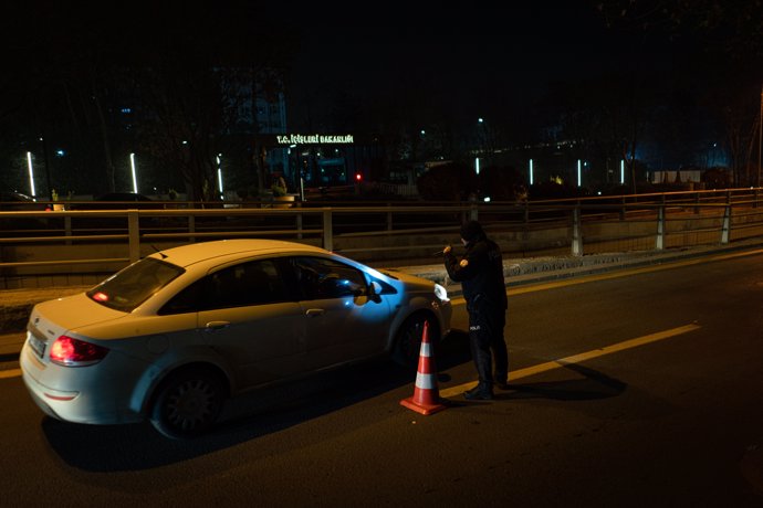 Un policía turco en un control de coches en Ankara