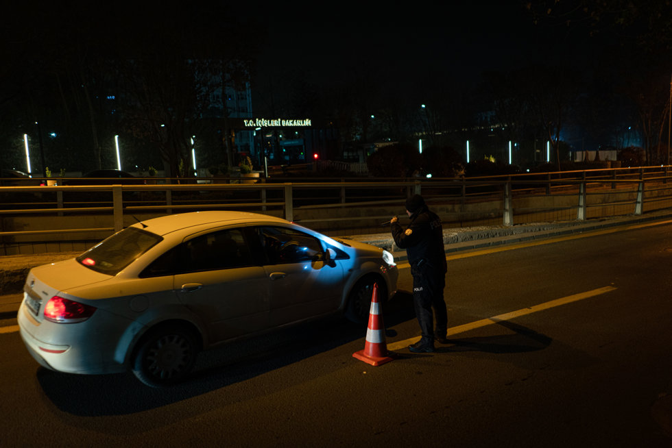 Un policía turco en un control de coches en Ankara