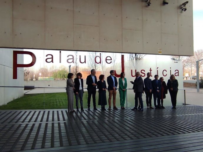 La consellera de Justicia, Gemma Ubasart, visita el Palau de Justícia de Girona