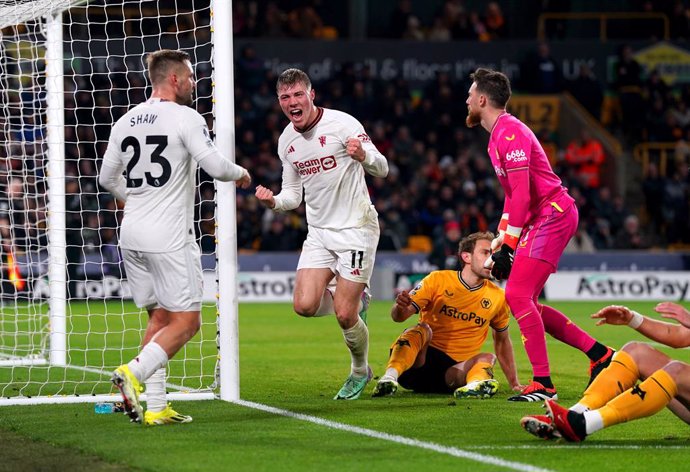 01 February 2024, United Kingdom, Wolverhampton: Manchester United's Rasmus Hojlund (C) celebrates scoring their side's second goal during the English Premier League soccer match between Wolverhampton Wanderers and Manchester United at the Molineux Stadiu
