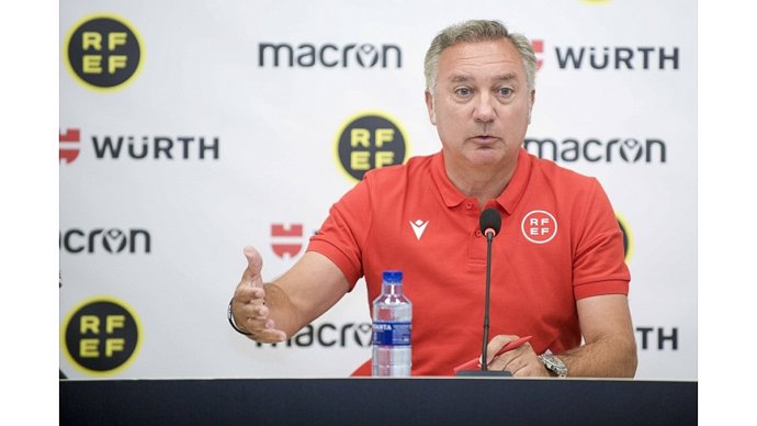 Archivo - El presidente del Comité Técnico de Árbitros (CTA), Luis Medina Cantalejo, atiende a los medios.