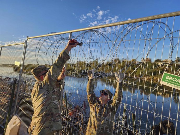 Valla rodeada de alambre de espino en la frontera entre EEUU y México a la altura del río Bravo