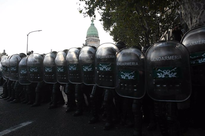 Nous enfrontaments entre Policia i manifestants fora del Congrés durant el debat de la 'llei ómnibus'