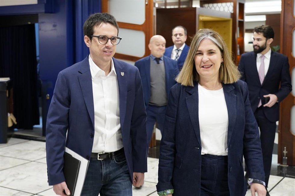 y el candidato de EH Bildu a Lehendakari, Pello Otxandiano, a su llegada al desayuno organizado EN Bilbao, a 30 de enero de 2024, en Bilbao