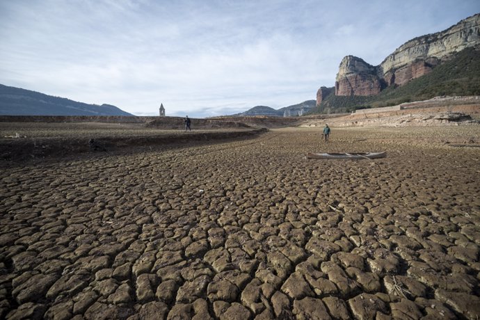 Vista del pantano de Sau, a 22 de enero de 2024, en Barcelona, Catalunya (España). Los embalses de las cuencas internas en Catalunya están a punto de llegar al límite del 16% de media. El  pantano de Sau, en la provincia de Barcelona, se encuentra en su m