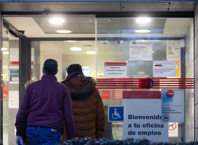 Varias personas entran en una oficina del SEPE de Móstoles, a 3 de enero de 2024, en Móstoles, Madrid (España). 
