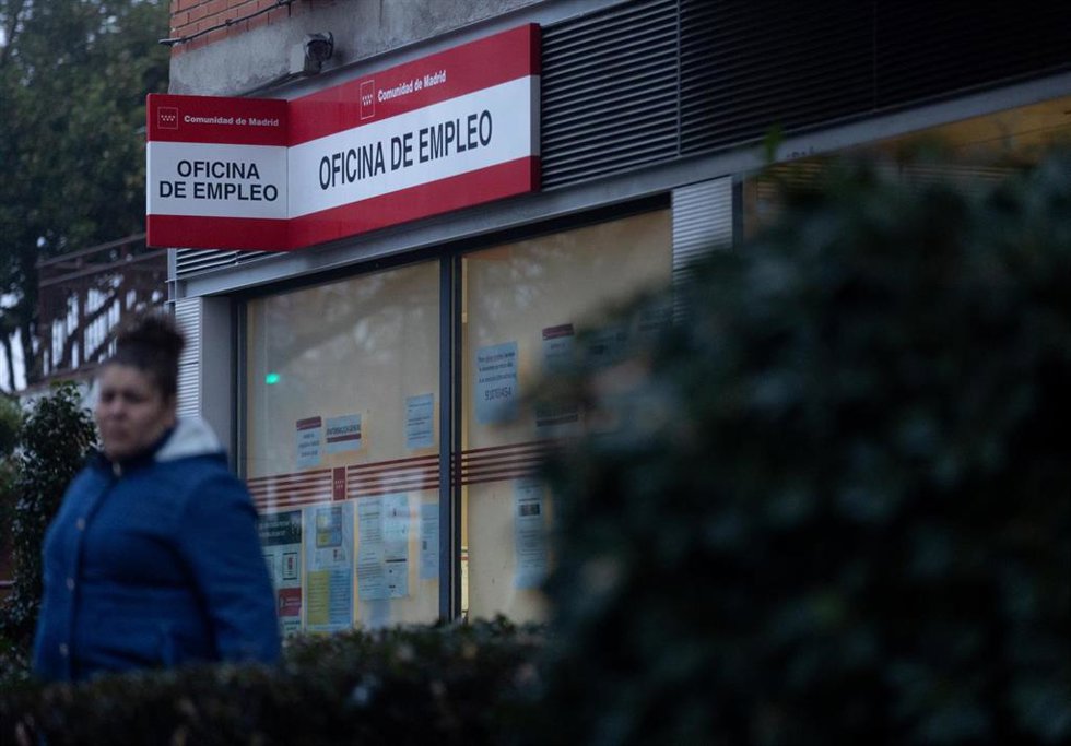 Un cartel de una oficina del SEPE de Móstoles, a 3 de enero de 2024, en Móstoles, Madrid (España).