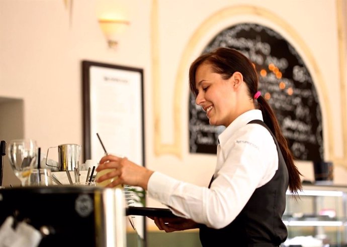 Archivo - Imagen de recurso de una camarera en una cafetería (empleo, trabajo, ocupación, sector servicios)