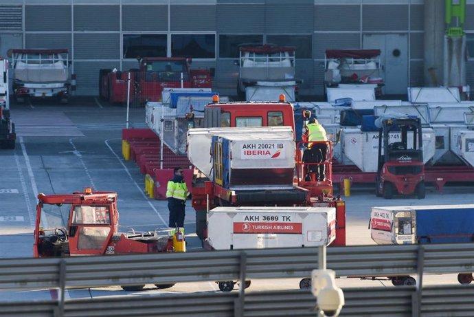 Varios trabajadores de handling de Iberia durante el último día de la huelga del servicio, en el aeropuerto Adolfo Suárez Madrid-Barajas, a 8 de enero de 2024, en Madrid (España).