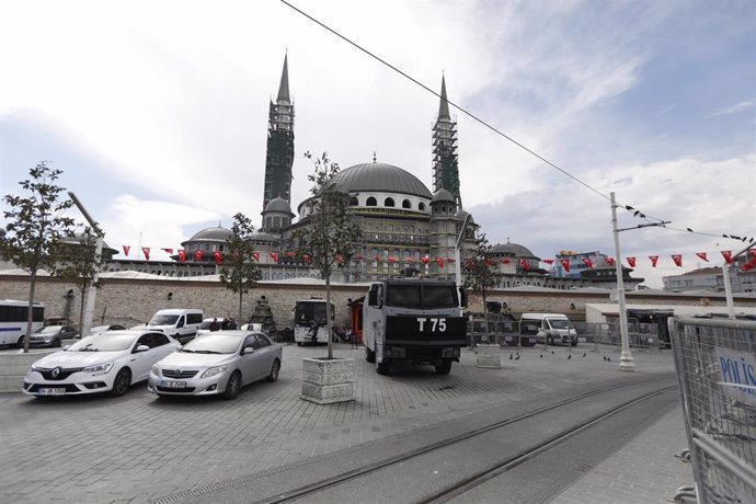 Archivo - Un camión de Policía desplegado en Estambul
