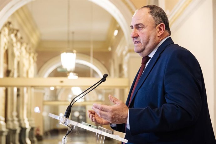 Archivo - El consejero de Agricultura, Ganadería y Desarrollo Rural de Castilla La Mancha, Julián Martínez Lizán, ofrece una rueda de prensa tras la reunión con los consejeros de Agricultura de las comunidades autónomas, en la sede del Ministerio, a 18 