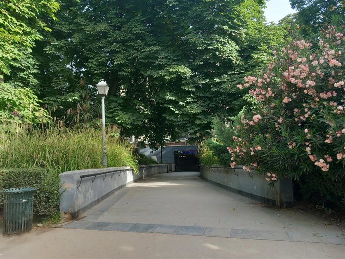 Estado actual del acceso al pasaje subterráneo desde el parque de El Retiro