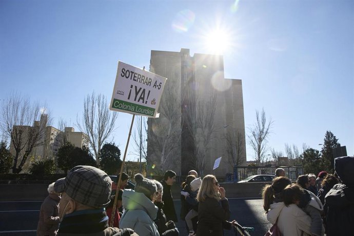 Archivo - Varios manifestantes durante una marcha convocada para protestar por los perjuicios de la autovía A-5 al paso por el distrito de Latina, en el Paseo de Extremadura