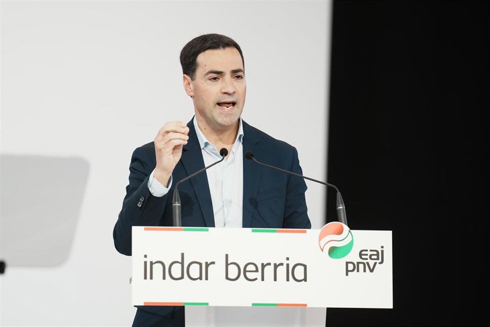 Archivo - El candidato del PNV a Lehendakari, Imanol Pradales, interviene durante el acto de precampaña vasca del PNV, a 27 de enero de 2024, en Durango