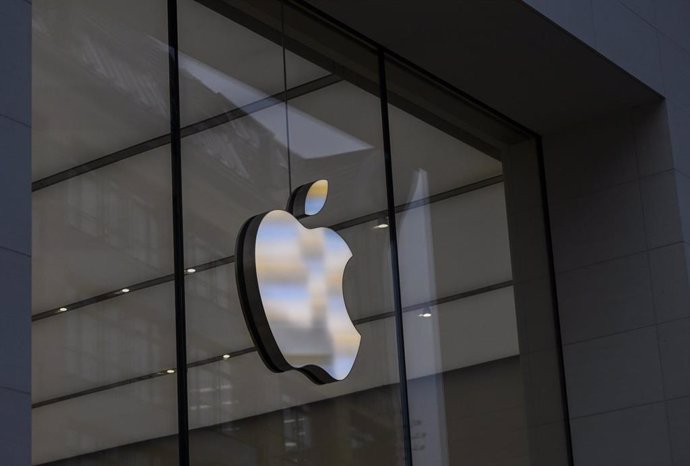 Archivo - Logo de Apple en la App Store de Berlín 