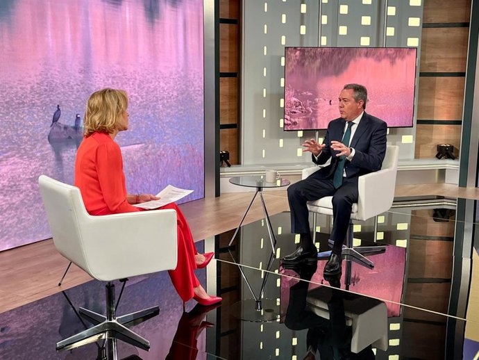 El secretario general del PSOE-A, Juan Espadas, en una entrevista en Canal Sur TV.