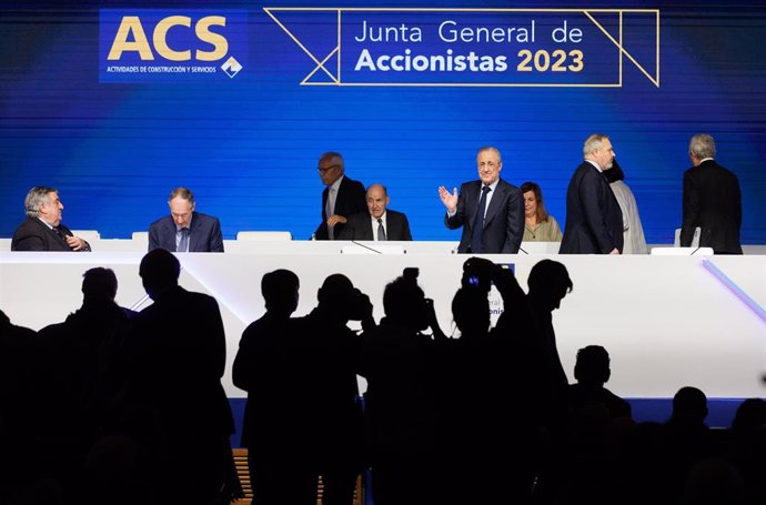 Archivo - El presidente del grupo ACS,  Florentino Pérez (2d), durante la Junta General de Accionistas del Grupo ACS,  a 5 de mayo de 2023, en Madrid (España). Durante la Junta General de Accionistas, se ha vuelto a ratificar la evolución de la compañía