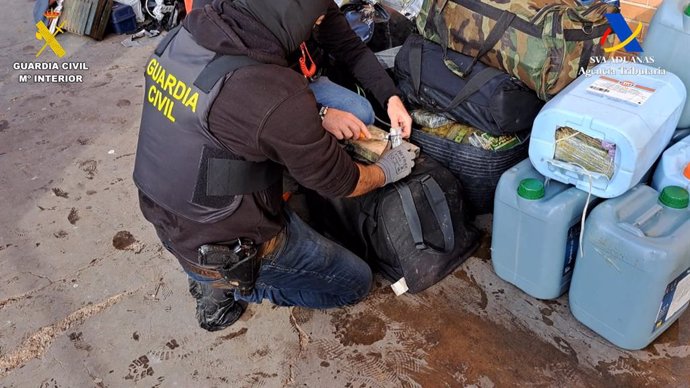 Imagen de la droga y resto de material intervenido en Isla Cristina (Huelva).