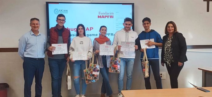 Los Alumnos De ADE De La Universidad Católica Tras Hacerse Con El Primer Puesto En La Fase Regional De 'Bugamap'