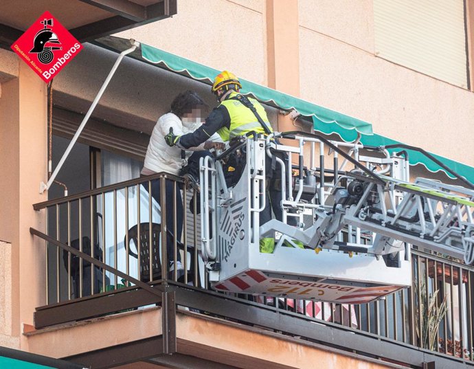 Desallotgen un edifici al Campello per la solsida de part del passadís