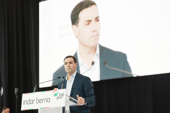 El candidato del PNV a Lehendakari, Imanol Pradales, interviene durante el acto de precampaña vasca del PNV, a 27 de enero de 2024, en Durango, Bizkaia