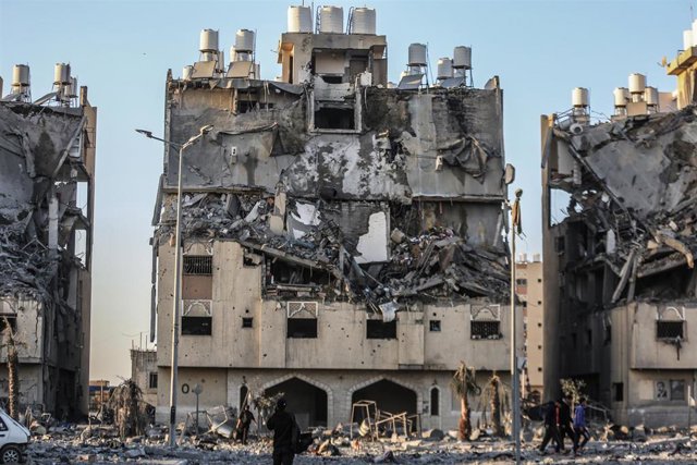 Archivo - Edificios destruidos por los ataques del Ejército de Israel en la ciudad de Jan Yunis, en el sur de la Franja de Gaza
