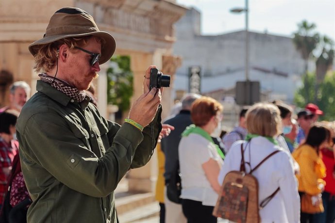 Archivo - Un turista, junto al Hornito de Santa Eulalia, en Mérida.