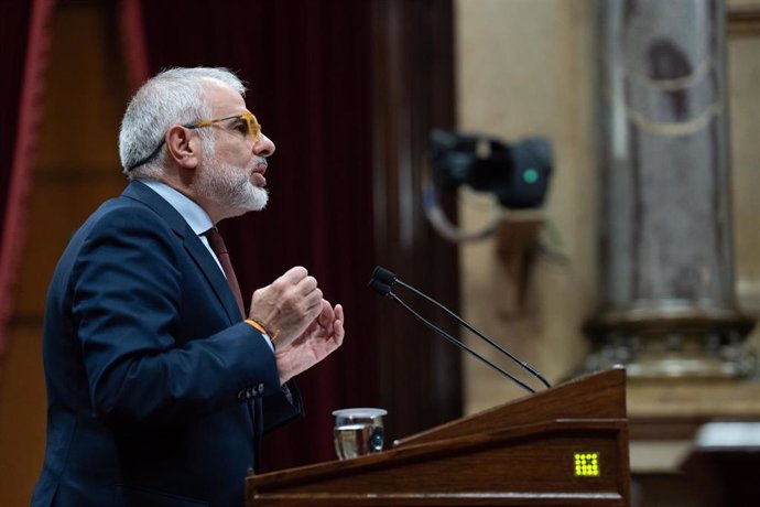 Archivo - El presidente de Cs en el Parlament, Carlos Carrizosa, interviene en el pleno