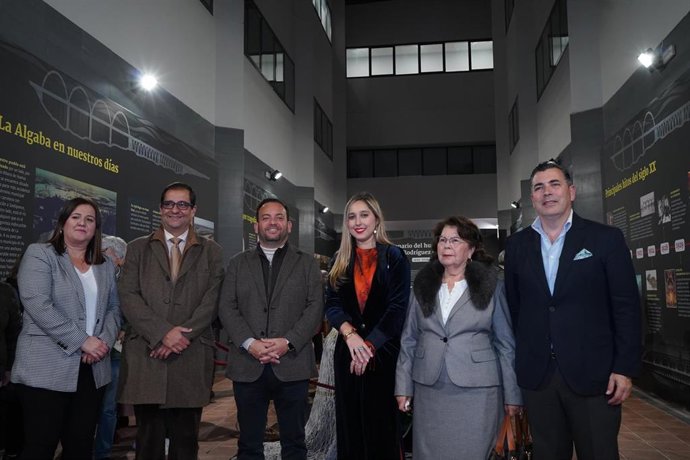 Acto de inauguración de la muestra que conmemora los cien años de la caída del Puente Rodríguez de la Borbolla, en el Consistorio.