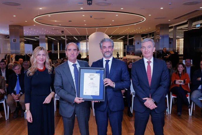 Entrega del certificado AENOR a Ibercaja.